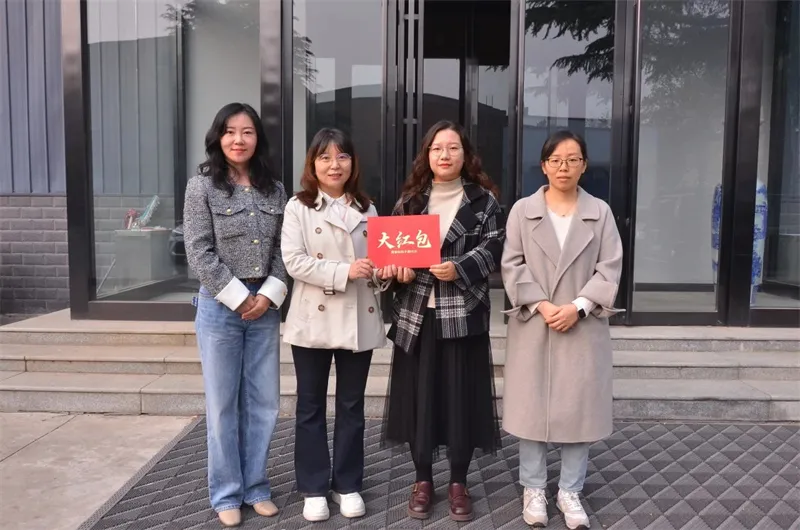 集团综合服务部樊静、金静飞