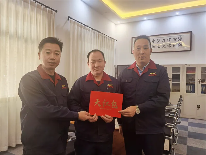 凯宾钢柜厂钣金车间张帅锋